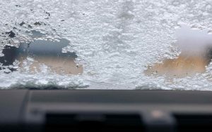 segreto per sbrinare il vetro dell'auto