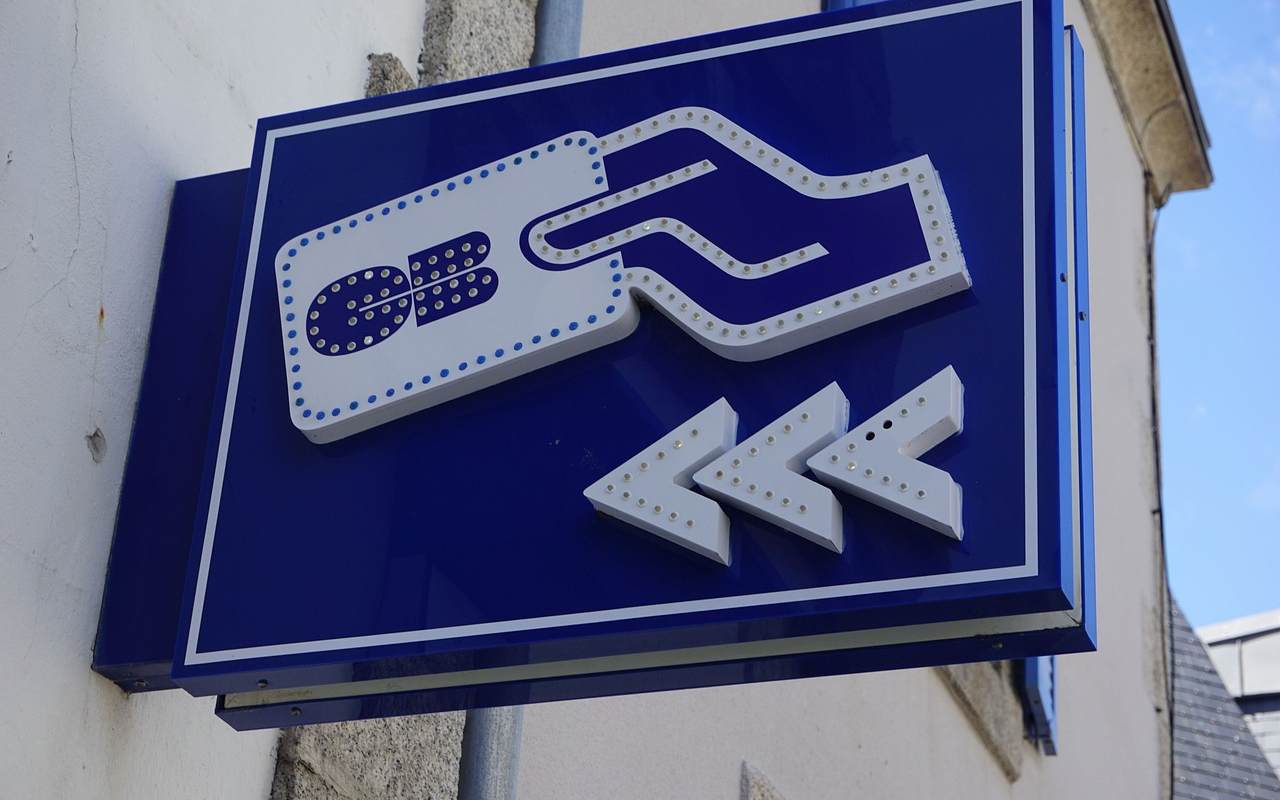 perché non dovresti prelevare al bancomat