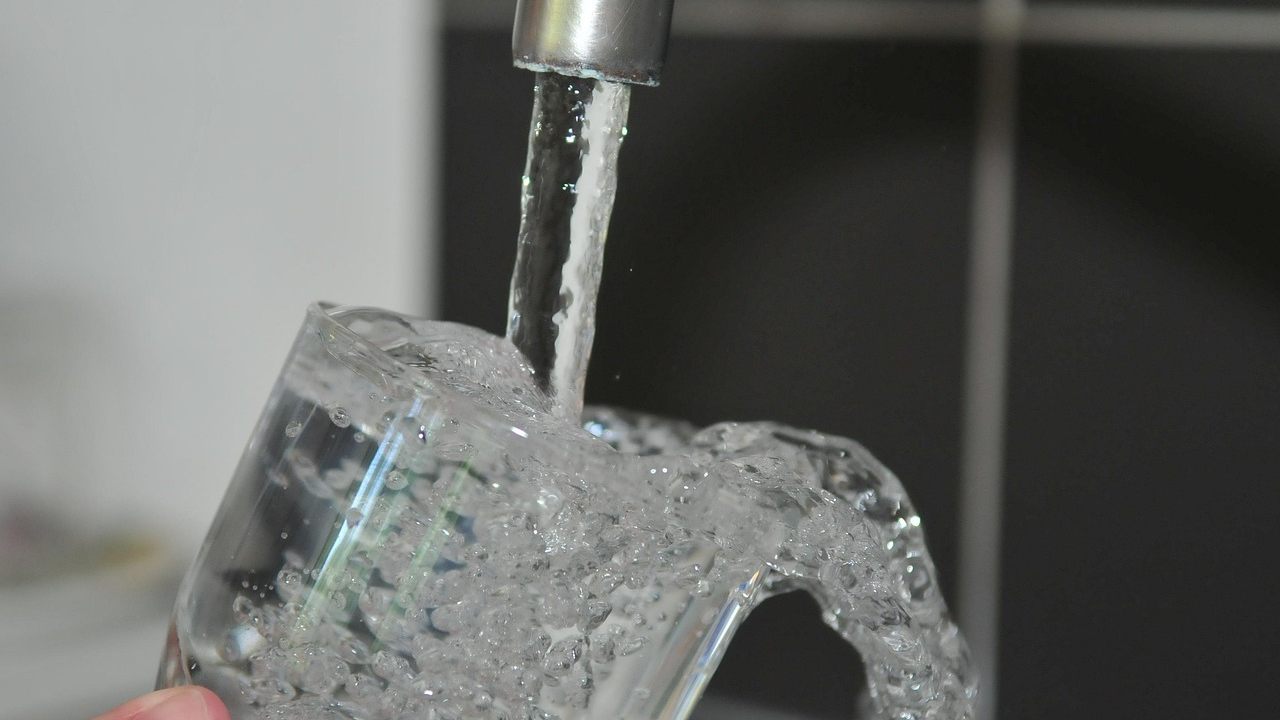 Acqua contaminata in Italia: in queste città meglio evitare di bere quella dal rubinetto