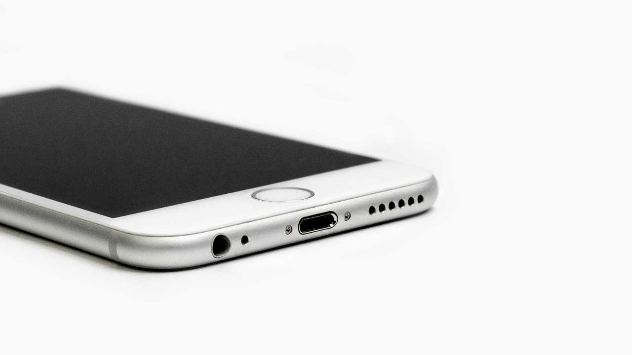 Addio agli smartphone in titanio - adginforma.it - 20250429