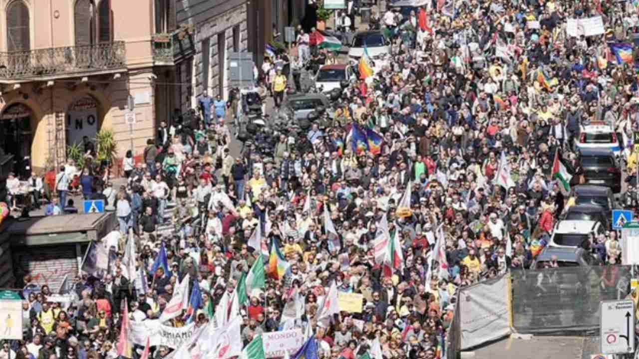 M5S, oltre 80mila persone in corteo a Roma, anche Conte in piazza: “Non vogliamo un’Europa che si riarmi e butti 800 miliardi”