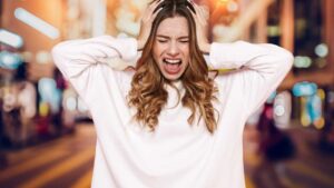 Donna stressata in città