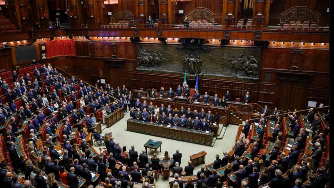 Il Senato ha approvato in via definitiva il Decreto Bollette: ora è legge | Quanto spetta alle famiglie