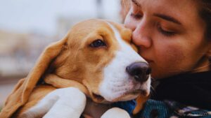 Donna abbraccia il suo cane