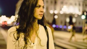 Donna cammina in città di notte