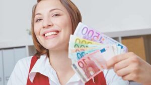 Donna felice con euro in mano