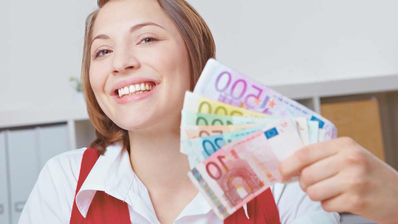 Donna felice con euro in mano