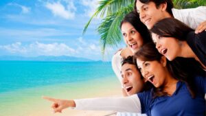 Persone sorprese al mare