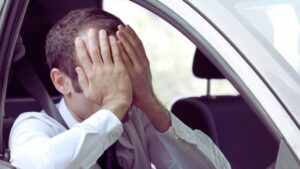 Uomo disperato in auto