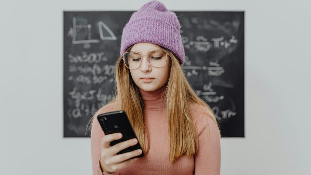 Stop ai cellulari: l’UE avvia un dibattito per il divieto fino ai 15 anni nelle scuole