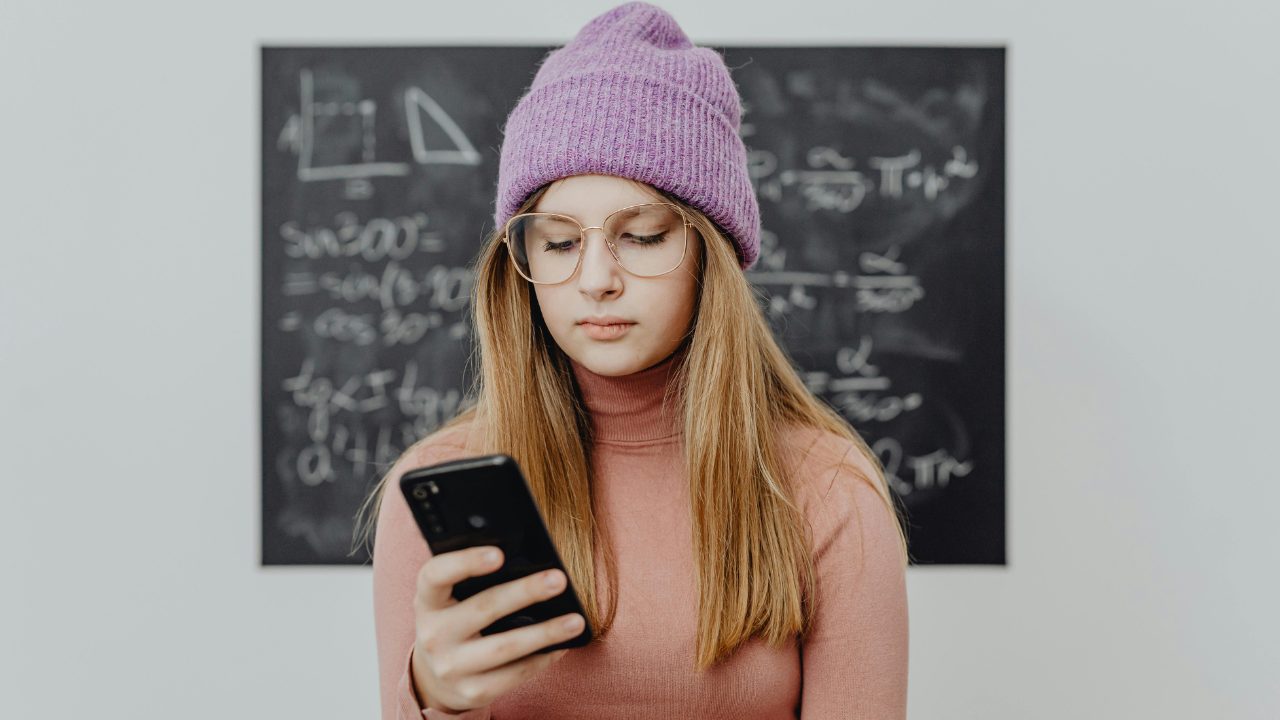 Stop ai cellulari: l’UE avvia un dibattito per il divieto fino ai 15 anni nelle scuole