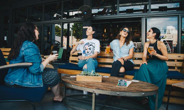 Conversazione tra amiche - Adginforma.it
