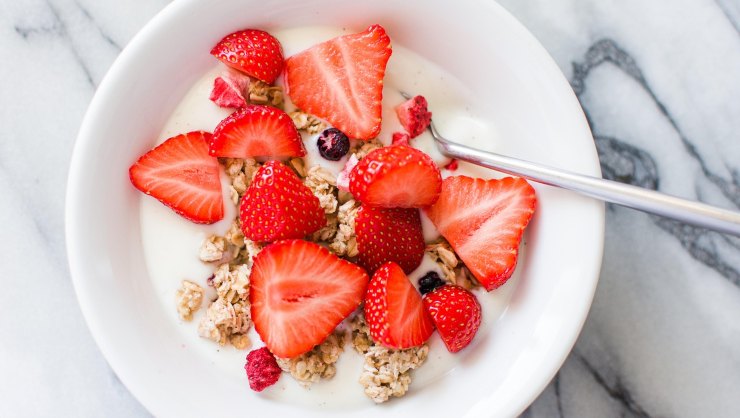 Fragole con yogurt greco - Adginforma.it