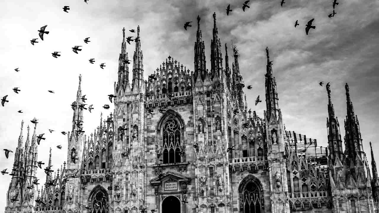 Milano: un uomo si è suicidato lanciandosi nel pomeriggio dal Duomo | L’ipotesi è che sia un evaso