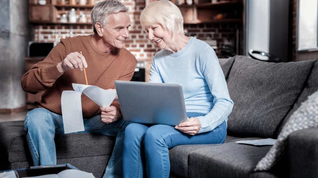 Coppia pensionati al pc
