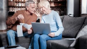 Coppia pensionati al pc