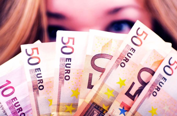 Donna con euro