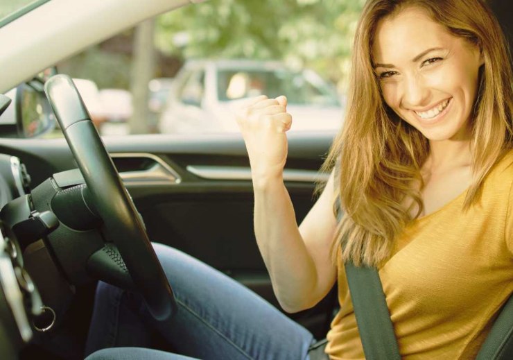 Donna felice in auto