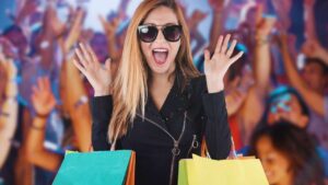 Donna felice che fa shopping