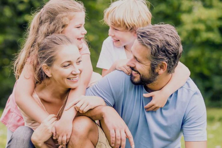 Famiglia felice al parco