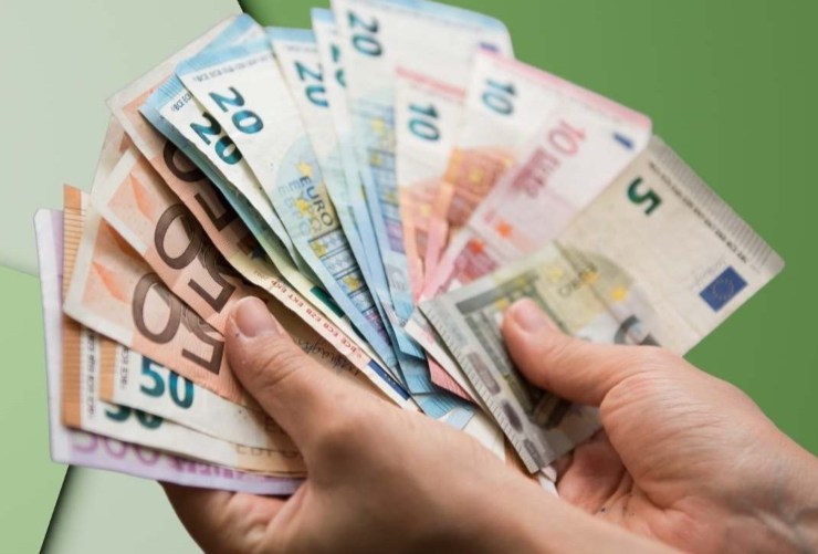 Migliaia di euro in mano