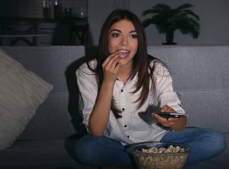 Ragazza sul divano