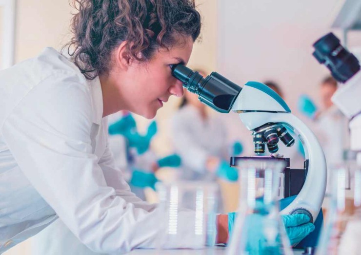 Scienziata al microscopio