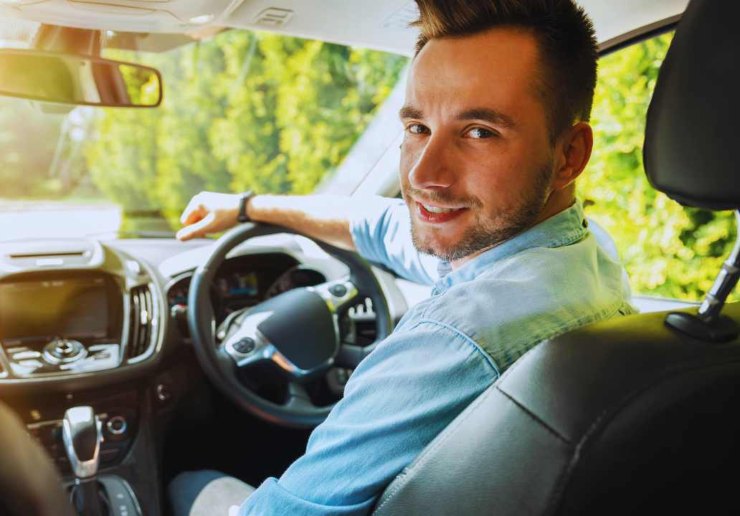 Uomo felice in auto