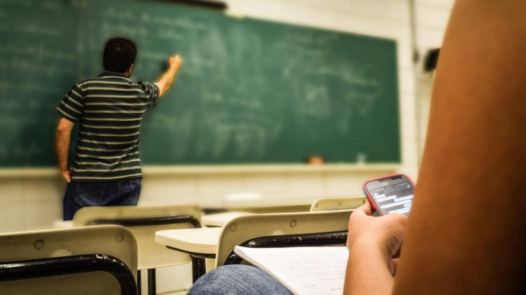 Cellulari vietati a scuola, la proposta di Valditara - adginforma.it - 20250608