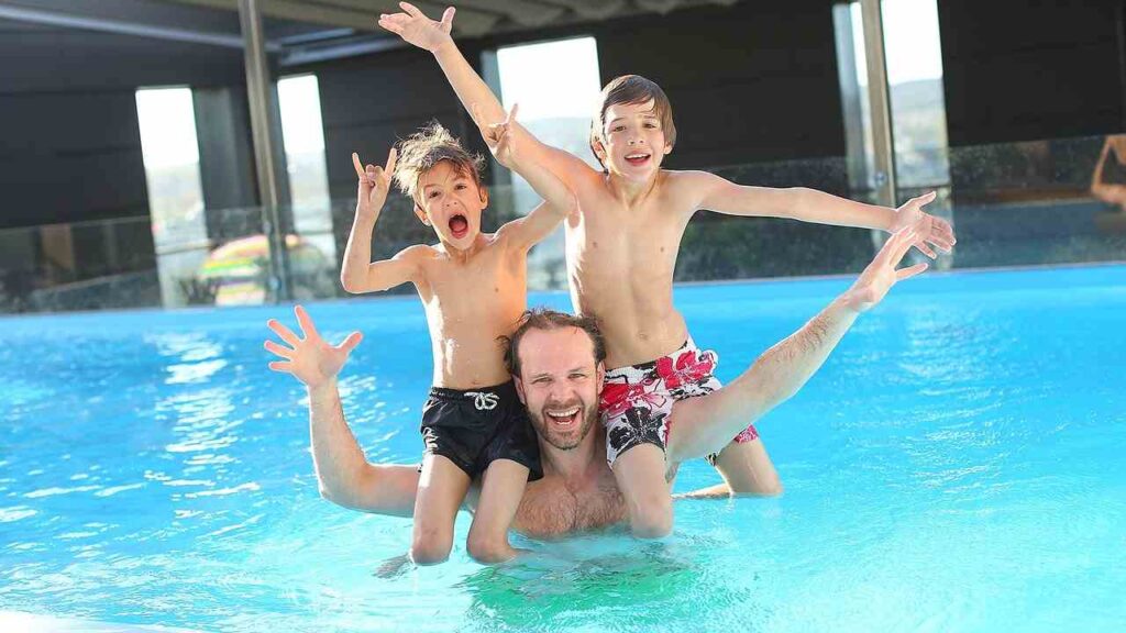 Famiglia in piscina - Adginforma.it