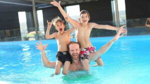 Famiglia in piscina - Adginforma.it