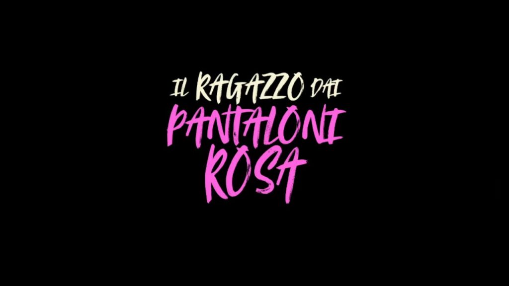 Il ragazzo dai pantaloni rosa sbarca a teatro come musical: adattamento teatrale con un giovane attore