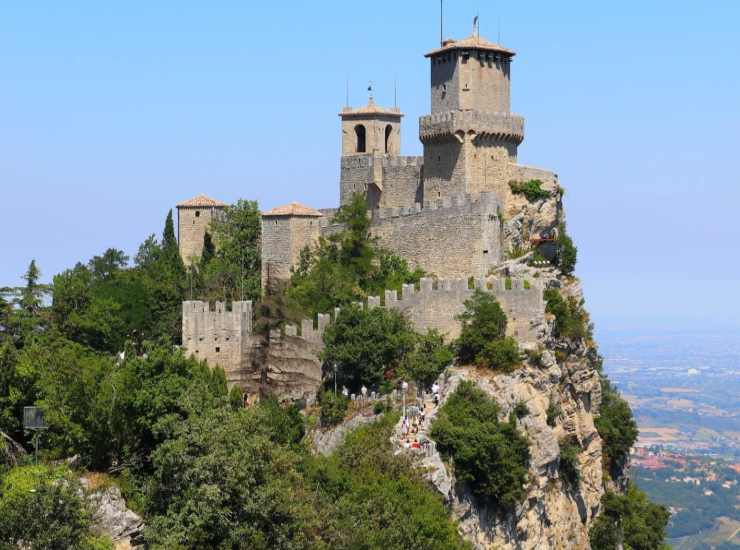 borgo in cui si vola in scopa