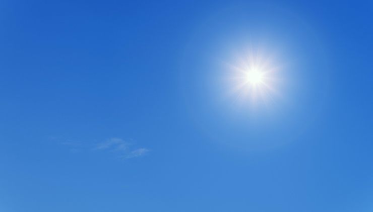 Sole alto e caldo