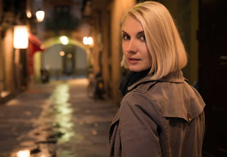 Donna cammina per strada