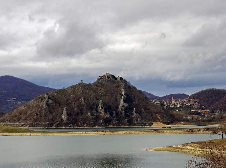 borgo italiano in cui sembra di essere in svizzera