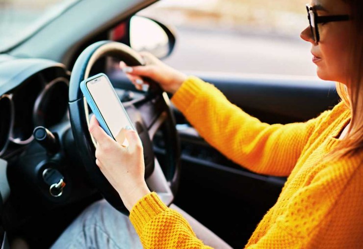 Donna in attesa in auto legge le notizie
