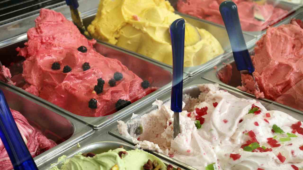 Scontrini pazzi: l’estate 2025 segna un record negativo | Fino al +30% per mangiare e bere in queste città