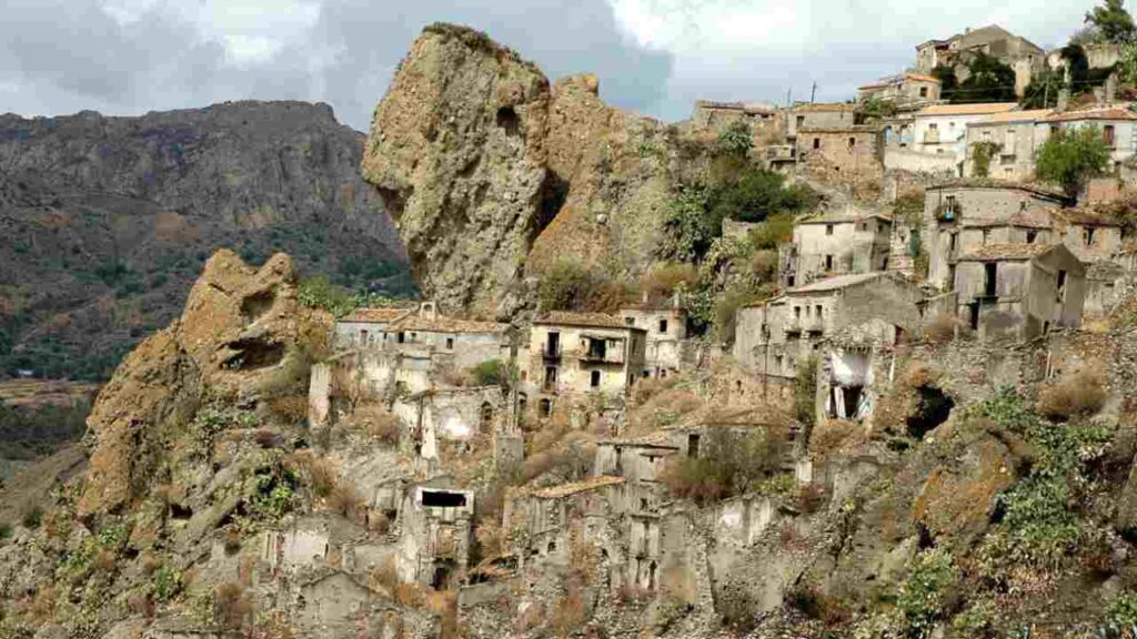Il borgo maledetto - Adginforma.it