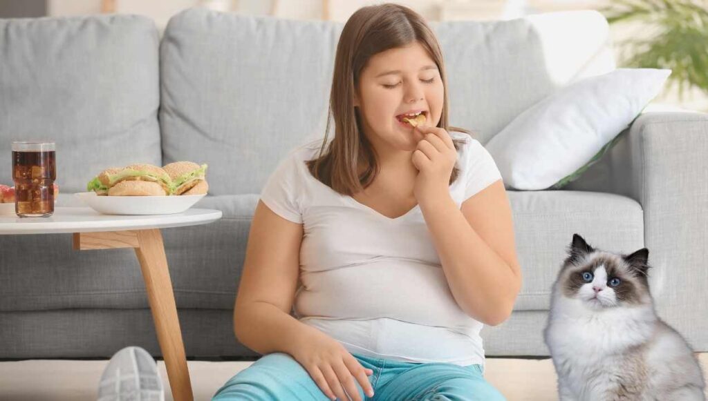Bambina che mangia le patatine e fast food