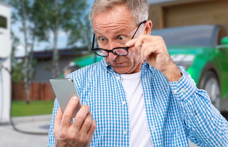 Uomo guarda la bolletta sullo smartphone