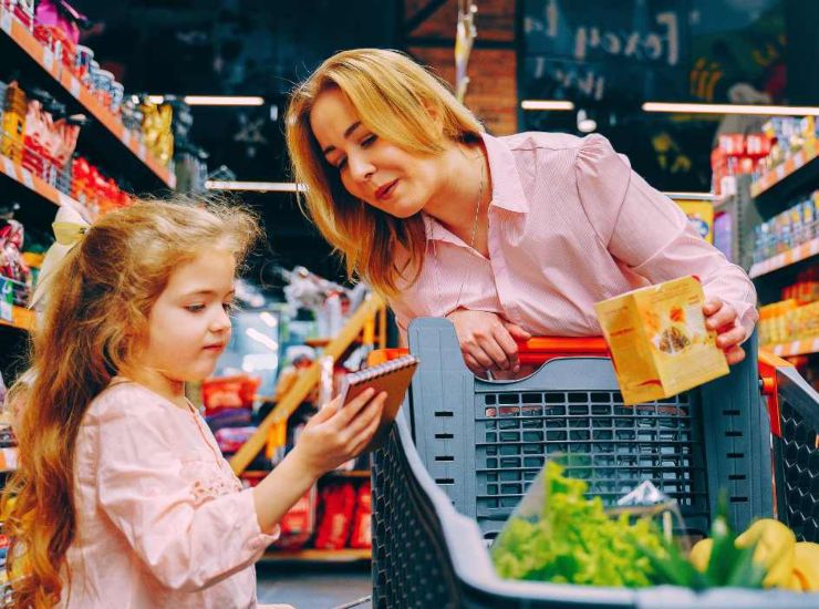 Mamma e figlia al supermercato